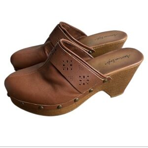 American Eagle Tan Bohemian Chunky Heel Clogs Size 7.5